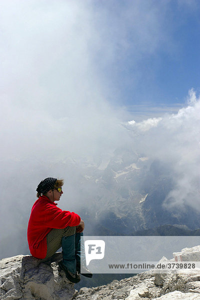 Wanderer macht Rast auf Piz Boe  Sellagruppe  Dolomiten  Alpen  Italien  Europa