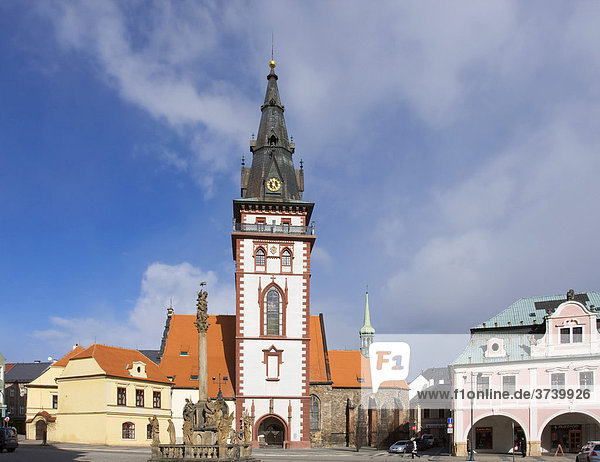 Dreifaltigkeitssäule und Stadtturm in Chomutov  Komotau  Nord-Böhmen  Tschechische Republik  Europa