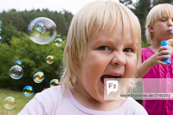 Mädchen  3 Jahre alt  mit Seifenblasen
