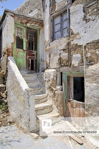 Altes Haus mit abbröckelnder Fassade  Stiegenaufgang und verwitterter Farbe auf der Türe  Altstadt von Naxos  Kykladen  Griechenland  Europa