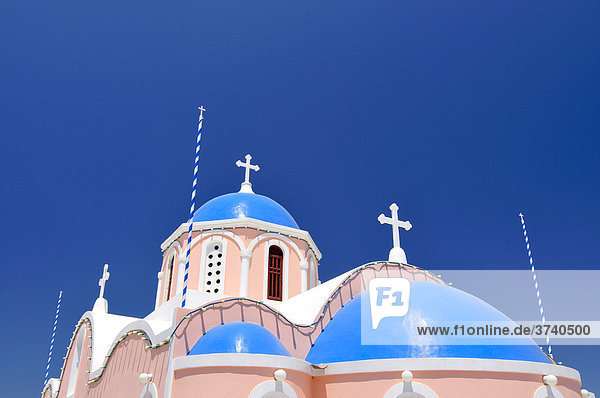 Rosarote griechische Kirche mit blauen Kuppeln  Karterados  Santorin  Kykladen  Griechenland  Europa