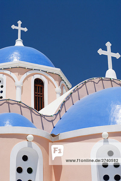 Rosarote Kirche  Kapelle mit blauen Kuppeln in Mykonos Stadt  Kykladen  Griechenland  Europa