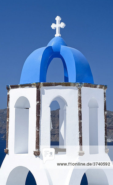 Kirche mit blauer Kuppel und Glockenturm  Oia  Santorin  Santorini  Kykladen  Griechenland  Europa