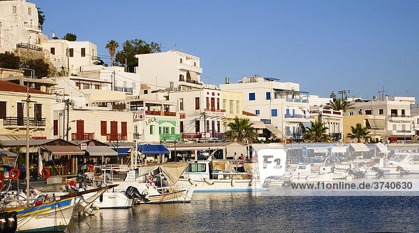 Naxos Stadt und Hafen im Abendlicht  Kykladen  Griechenland  Europa