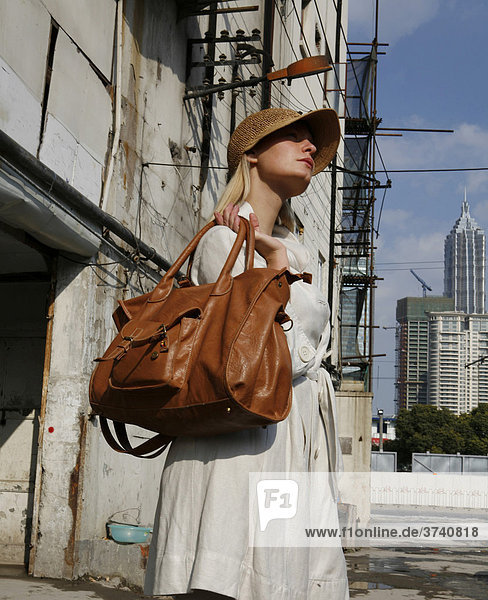 Junge Frau mit Handtasche  hinten Jin-Mao-Tower  Shanghai  China  Asien