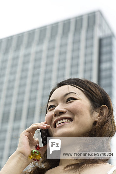 Junge Frau mit Handy  Tokyo  Japan  Asien