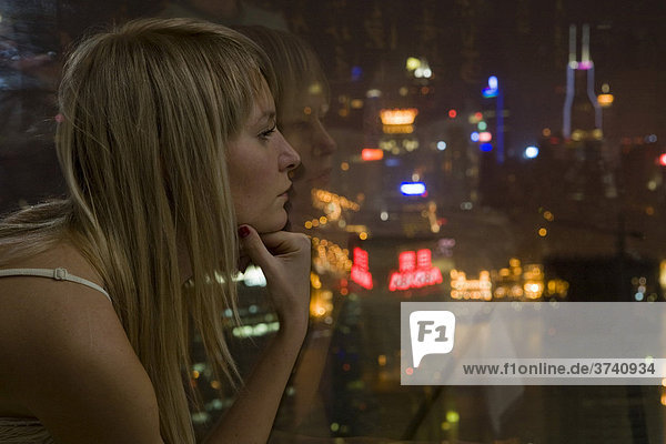 Junge Frau am Fenster  Shanghai  China  Asien