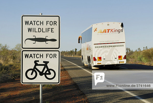 Hinweisschild für Kraftfahrzeuge zum Schutz schwächerer Verkehrsteilnehmer  Kata Tjuta National Park  Northern Territory  Australien