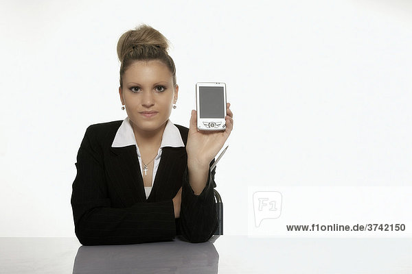 Geschäftsfrau hält Ihren PDA in Richtung Kamera