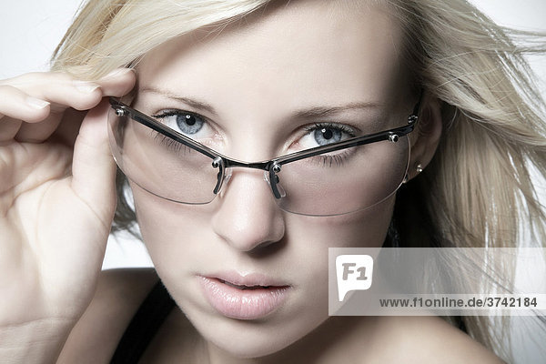 Portrait einer jungen blonden Frau mit Brille