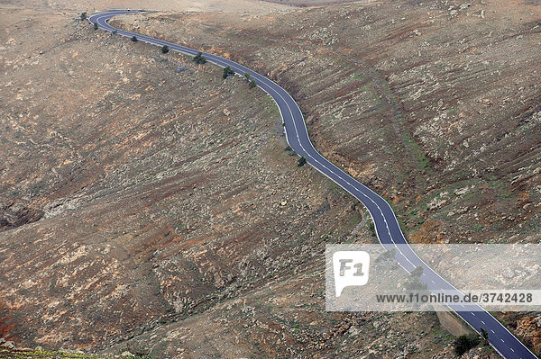 Blick vom Aussichtspunkt Mirador Morro Velosa auf Straße im Valle de Santa Ines Betancuria Fuerteventura Kanarische Inseln Spanien Europa