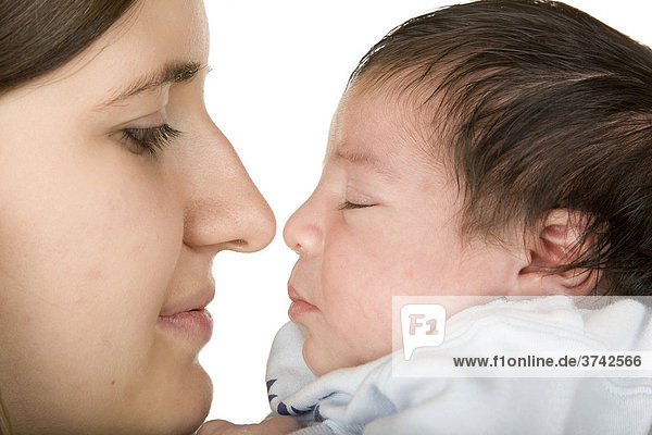 Mutter hält ihr neugeborenes Baby  zwei Wochen alt  vor ihr Gesicht