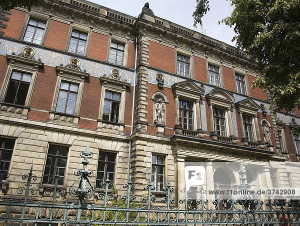 Teilansicht der restaurierten Fassade des neuen Amtsgerichtes in Potsdam  Brandenburg  Deutschland  Europa