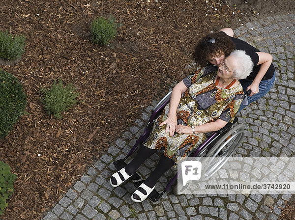 44-jährige Enkeltochter bei der Pflege ihrer 95-jährigen Großmutter