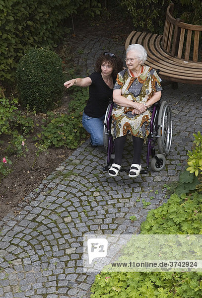 44-jährige Enkeltochter beim Spaziergang mit ihrer 95-jährigen Großmutter