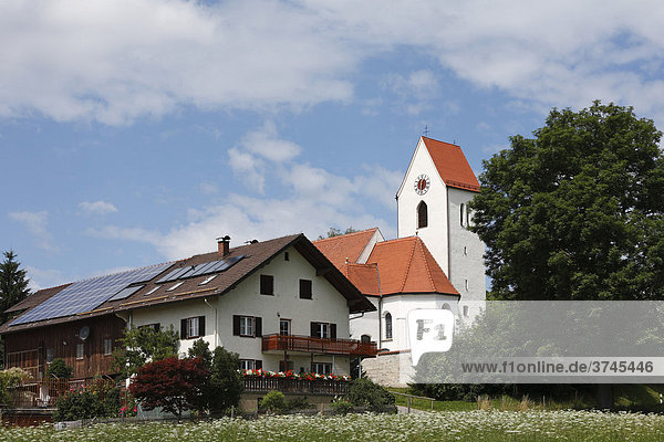Bauernhaus und Kirche St. Anna in Birkland  Marktgemeinde Peiting  Pfaffenwinkel  Oberbayern  Bayern  Deutschland  Europa