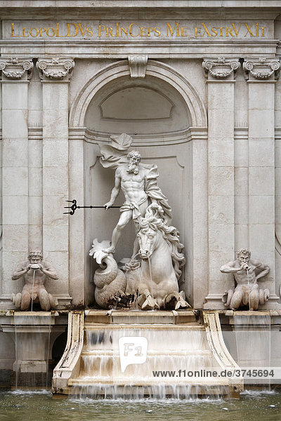 Neptunbrunnen am Kapitelplatz Stadt Salzburg Österreich Europa