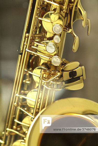 Impression von alten Blasinstrumenten  Saxophon  Teilansicht