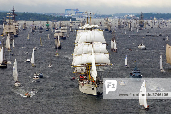 Windjammerparade der Kieler Woche 2008 mit dem Segelschulschiff der deutschen Marine Gorch Fock als Führungsschiff und weiteren Traditionsseglern  Kieler Förde  Schleswig-Holstein  Deutschland  Europa