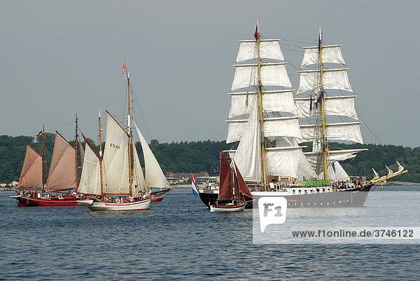 Segelschiffe auf der Windjammerparade der Kieler Woche 2006  Kieler Förde  Schleswig-Holstein  Deutschland  Europa
