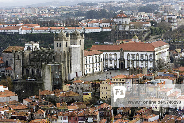 Historic centre of Porto with the Cathedral  Porto  UNESCO World Heritage Site  Portugal  Europe