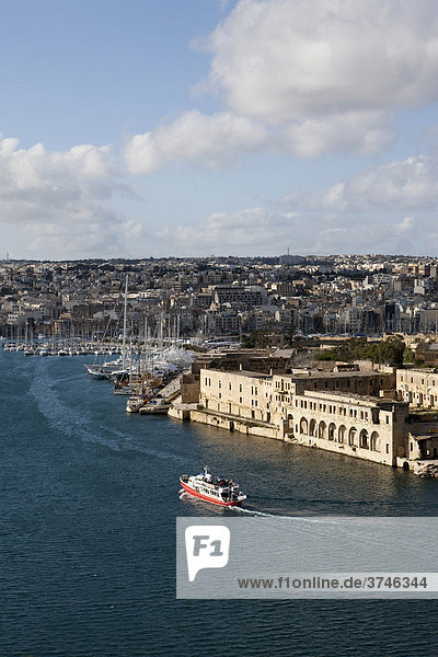 Blick von Valletta über den Marsamxett Harbour auf Manoel Island  Valletta  Malta  Europa