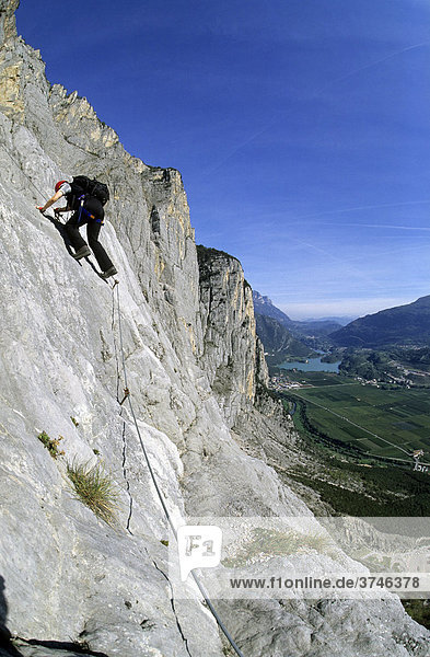 Klettersteiggeherin auf dem Klettersteig Che Guevara  Sarche  Trentino  Italien  Europa