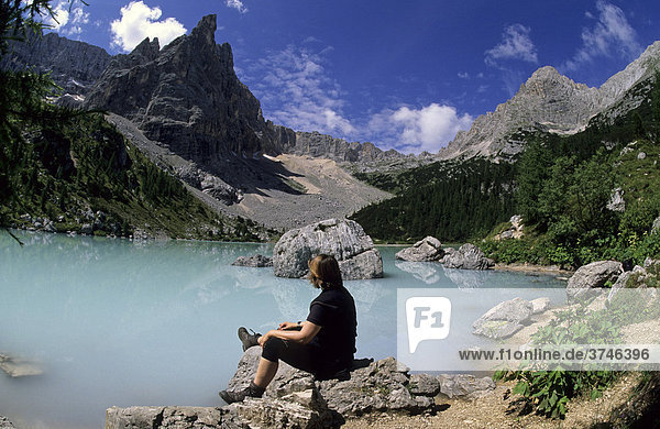 Wanderin am Lago del Sorapis  Cortina d'Ampezzo  Ampezzaner Dolomiten  Italien  Europa