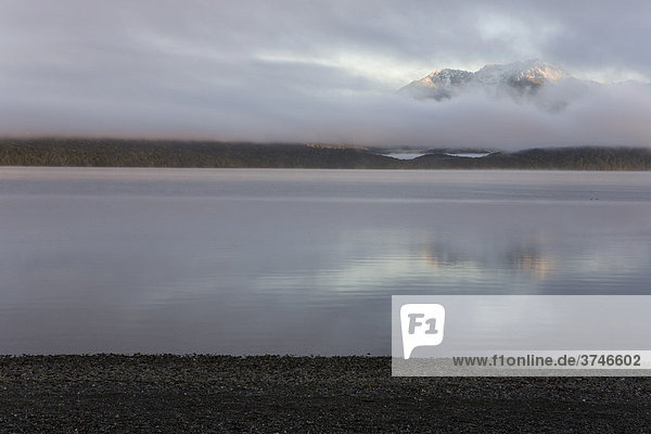 Lake Manapouri in Wolken verhüllt  Southland  Südinsel  Neuseeland