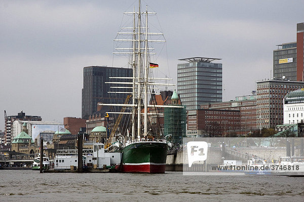 Hafen Landungsbrücken mit altem Segelschiff  dahinter Bürohochhäuser  Hamburg  Deutschland  Europa