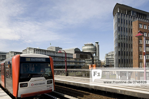 Hochbahn am Hafen mit Gruner und Jahr Verlagskomplex  Hamburg  Deutschland  Europa