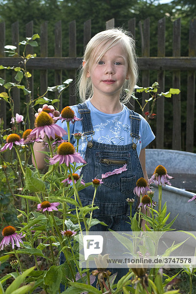 Mädchen  5 Jahre  steht im Garten