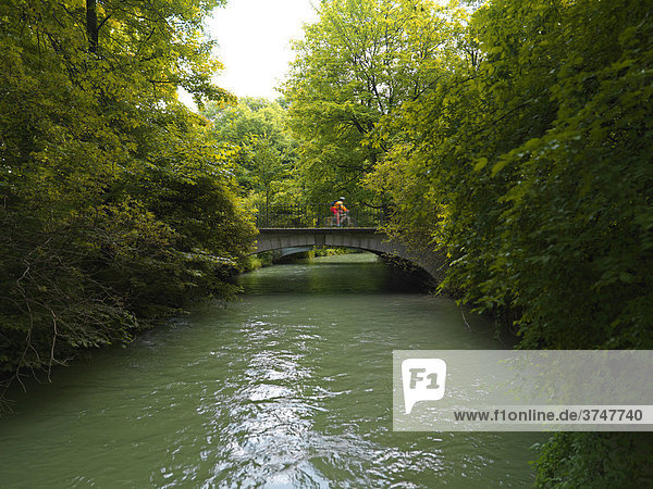 Eisbach Brucke Mit Radfahrer Englischer Garten Munchen Bayern