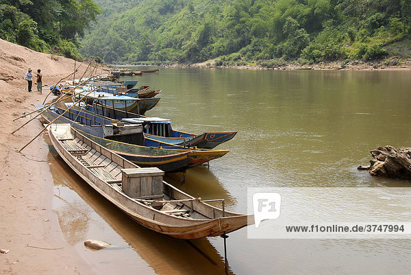 Traditionelle Holzboote am Ufer vom Nam Ou Fluss  Ban Vatai  Phongsali Provinz  Laos  Südostasien