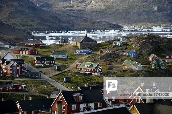 Siedlung  bunte Häuser  Eisschollen im Fjord  Ammassalik  Ost-Grönland  Arktis