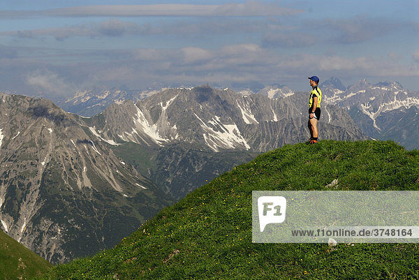 Bergsteiger vor Gipfelpanorama  Pfafflar  Elmen  Lechtal  Tirol  Österreich  Europa