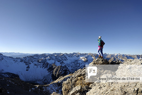 Bergsteiger vor Alpenpanorama  Gramais  Lechtal  Reutte  Tirol  Österreich  Europa