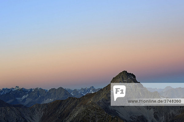 Blaue Stunde mit Alpenpanorama  Namlos  Lechtal  Reutte  Tirol  Österreich