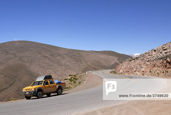 Gelber Pick-Up auf kurviger Andenstraße  Andenpass Altos del Morado  4200 m  Provinz Jujuy  Anden  Argentinien  Südamerika