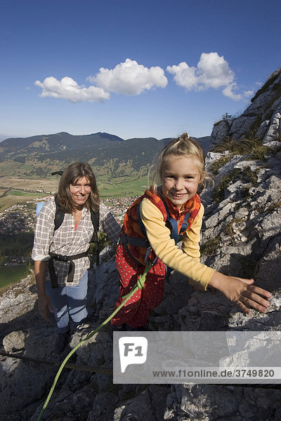 Frau und fünfjähriges Mädchen beim Klettern am Kofel in den Ammergauer Alpen  Oberbayern  Bayern  Deutschland  Europa