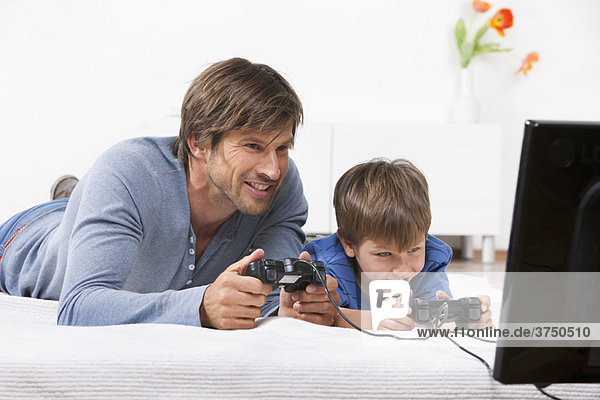 Vater und Sohn spielen ein Videospiel