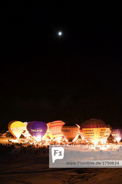 Glühende Ballone bei Nacht  Filzmoos  Salzburg  Österreich