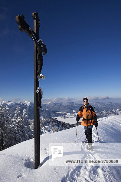 Gipfelkreuz mit Schneeschuhgeher  Baumgartenschneid  Tegernsee  Bayern  Deutschland