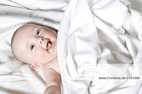 Baby  4 Monate alt  in Decke gewickelt