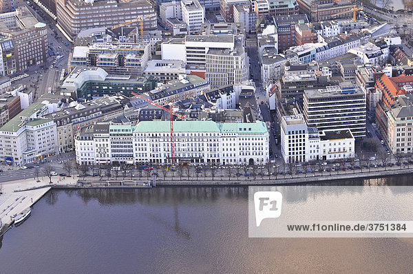 Die Binnenalster mit Blick auf das Hotel Vier Jahreszeiten  Hamburg  Deutschland