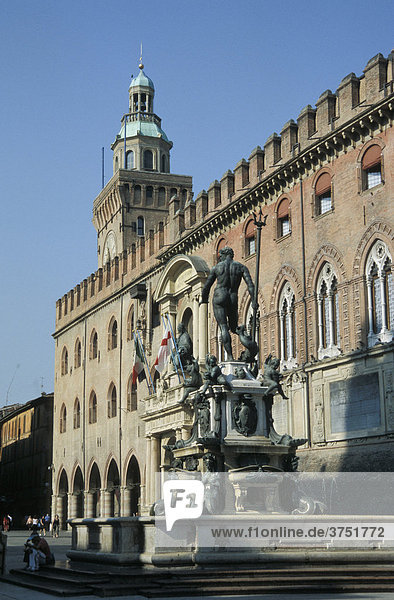 Piazza del Nettuno mit Palazzo Comunale und Neptunbrunnen Bologna  Emilia Romagna  Italien