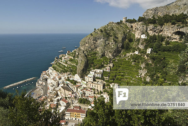 Atrani  Dorf an der Steilküste  Amalfiküste  Kampanien  Italien  Süditalien
