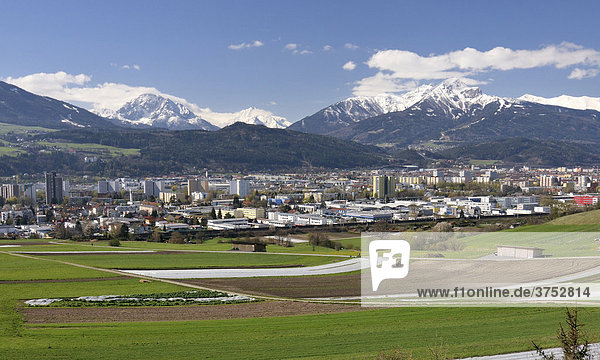 Stadtüberblick von Innsbruck mit den schneebedeckten Bergen Serles  Nockspitze und Habicht und der Skiabfahrt von der Muttereralm  Tirol  Österreich