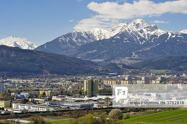 Stadtüberblick von Innsbruck mit den schneebedeckten Bergen Nockspitze und Habicht und der Skiabfahrt von der Muttereralm  Tirol  Österreich