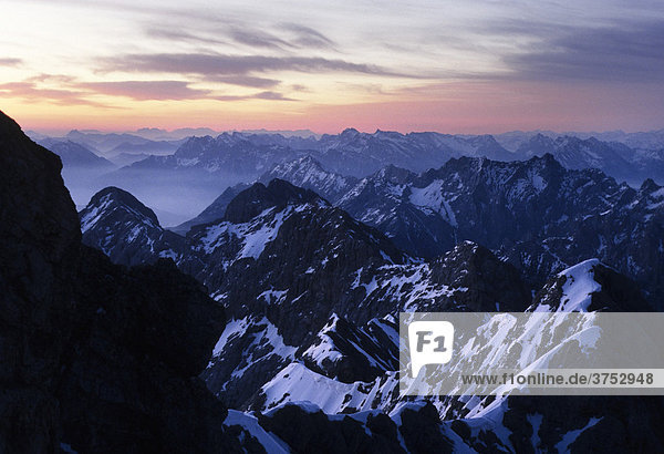 Bergpanorama von der Zugspitze  Bayern  Deutschland  Europa